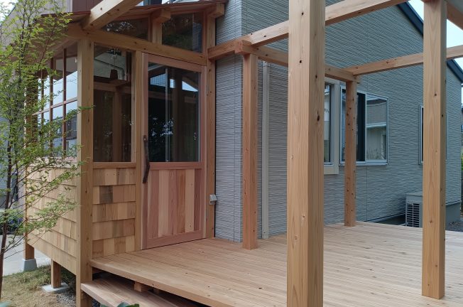 心地よいテラスのある家